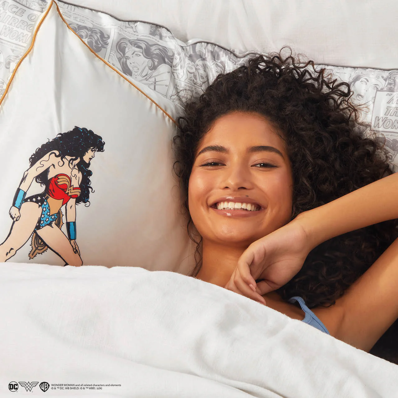 Kitsch x Wonder Woman Satin Pillowcase in Believe in Wonder - Image 5