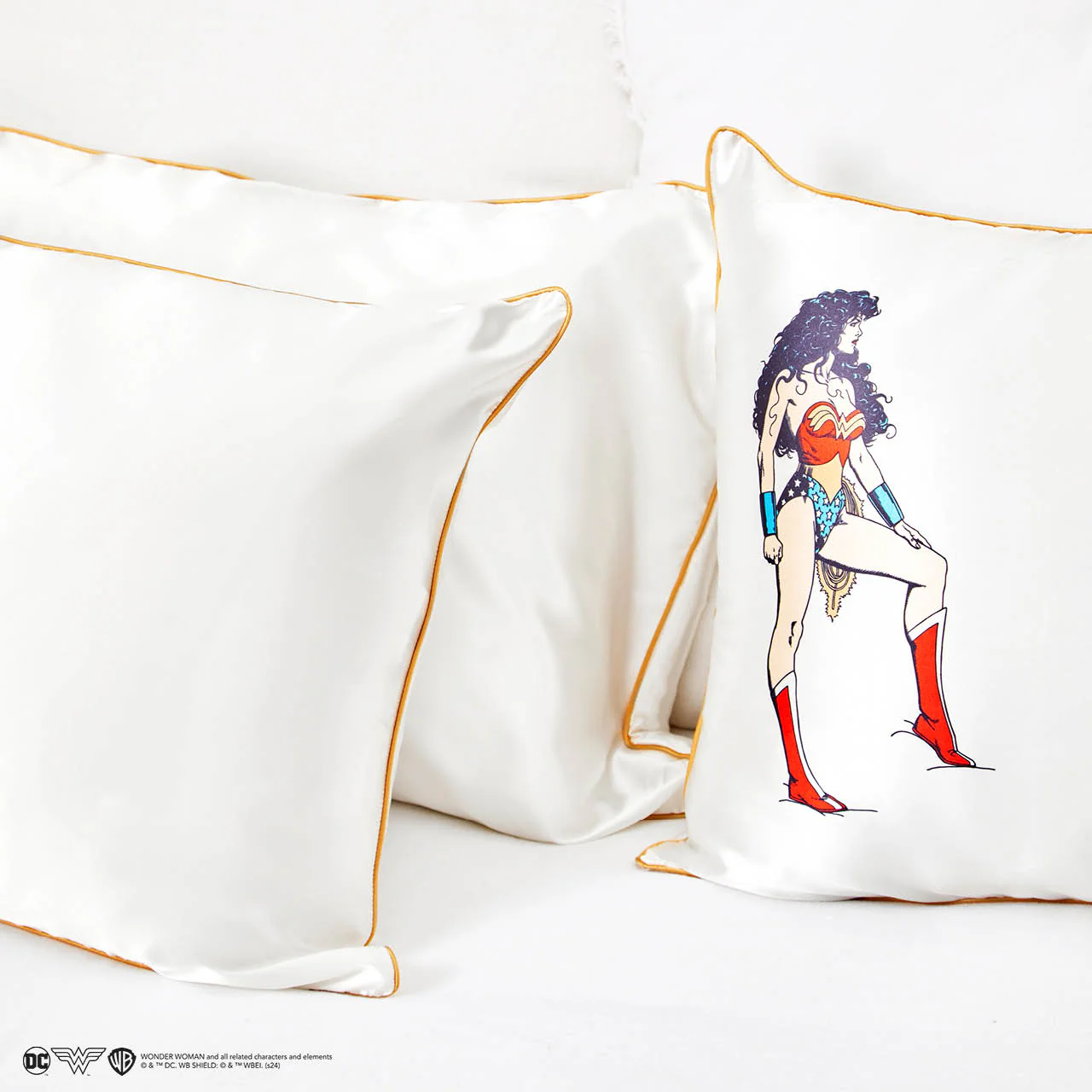 Kitsch x Wonder Woman Satin Pillowcase in Believe in Wonder - Image 6